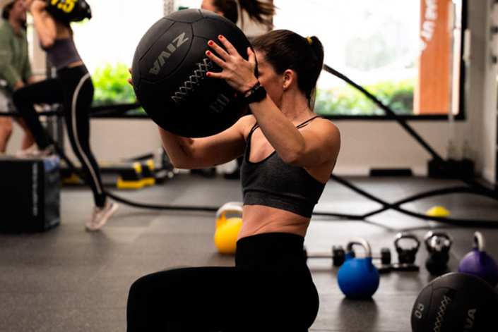 Chica-levantando-pesas-en-sano-center-1