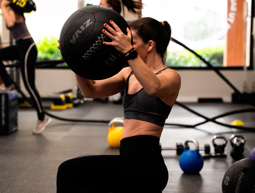 Chica-levantando-pesas-en-sano-center-1